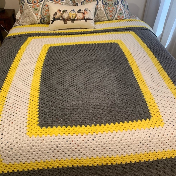 Immaculate vintage coverlet. EUC - Picture 2 of 2